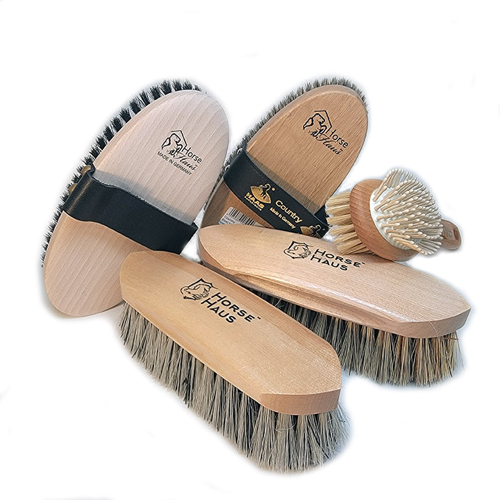 http://www.horsehaus.com/cdn/shop/products/grooming_set_country.jpg?v=1662399736
