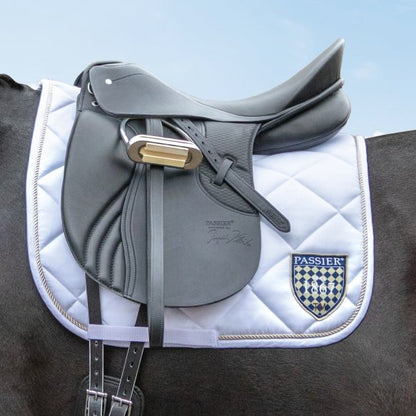 the gg extra dressage saddle by passier on a black horse