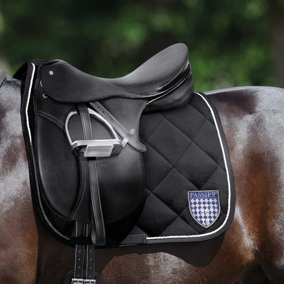 the passier dressage saddle on a bay horse seen from the left side