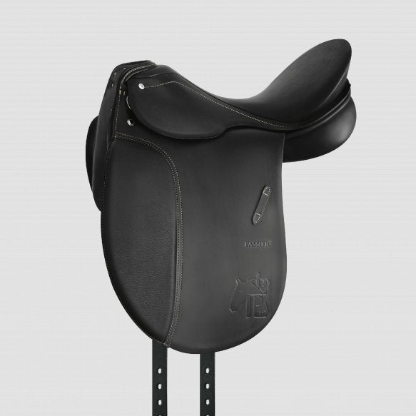 a side view of the dressage saddle hubertus schmit ii by Passier